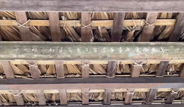 Un impressionnant pont en bois couvert de feuilles vieux de 700 ans ảnh 3