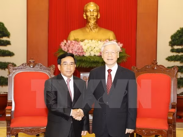 Les dirigeants vietnamiens reçoivent le vice-président laotien Phankham Viphavanh ảnh 1