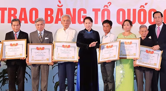 La Patrie à jamais reconnaissante envers ses héros et personnes méritantes ảnh 1