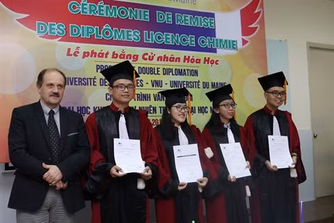 Remise des diplômes licence chimie français à des étudiants vietnamiens ảnh 1