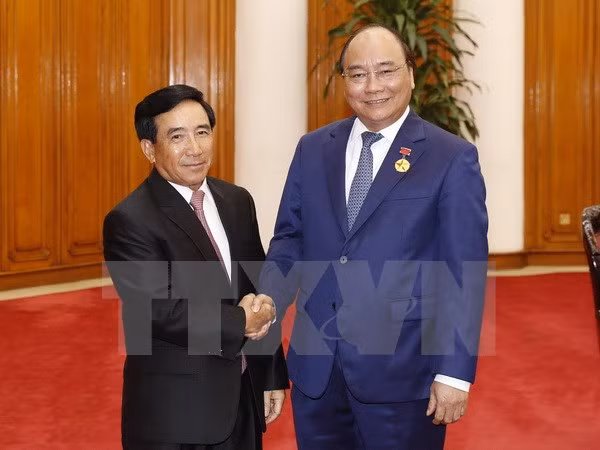 Les dirigeants vietnamiens reçoivent le vice-président laotien Phankham Viphavanh ảnh 3