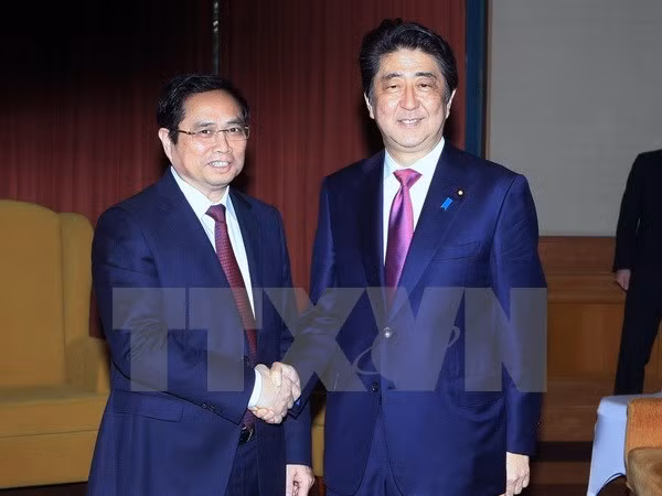 Le PM japonais affirme son soutien de la formation de cadres administratifs au Vietnam ảnh 1