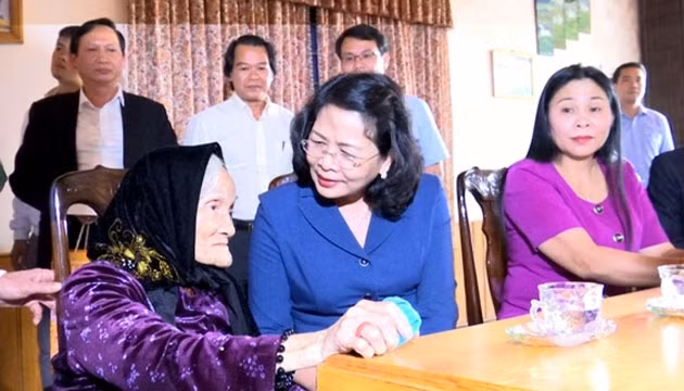 Nouvel An lunaire : la vice-présidente Dang Thi Ngoc Thinh en visite à Gia Lai et à Kon Tum ảnh 1