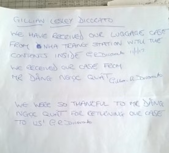 Un touriste britannique reçoit des biens oubliés dans un train du Vietnam ảnh 1