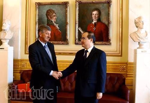 Le président du Comité central du Front de la Patrie du Vietnam en visite au Norvège ảnh 1