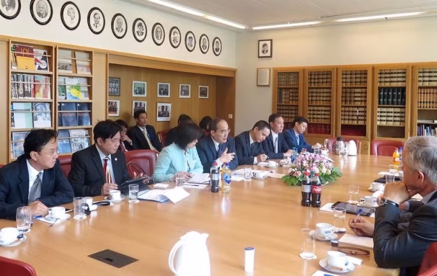 Le président du Front de la Patrie du Vietnam en tournée de travail en Norvège ảnh 1