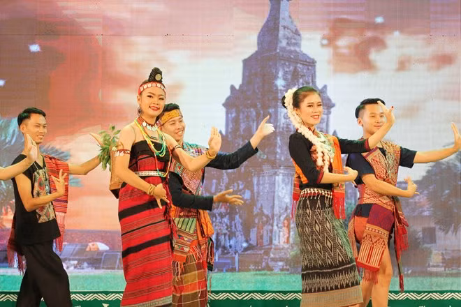 Festival des minorités vivant dans les provinces frontalières Vietnam-Laos ảnh 1