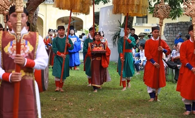 Un rituel séculaire du festival Doan Ngo reconstitué à Hanoi ảnh 1