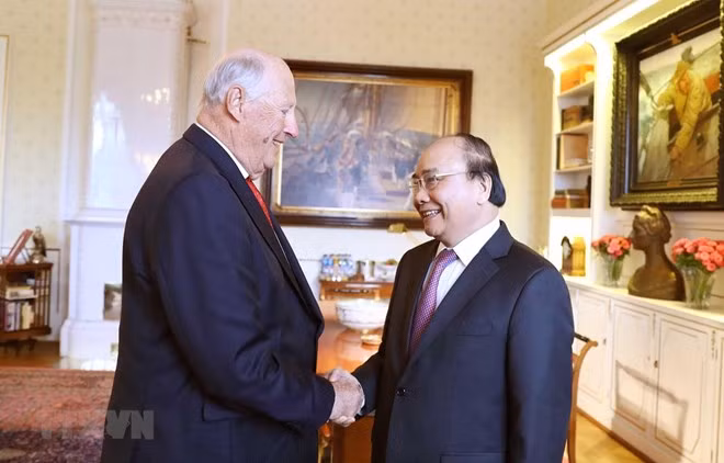 Le Premier ministre Nguyen Xuan Phuc rencontre le roi de Norvège ảnh 1