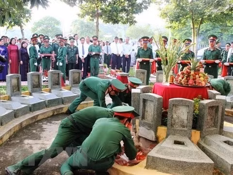 Quang Trị : inhumation des restes de 26 volontaires vietnamiens tombés au Laos ​ ảnh 1