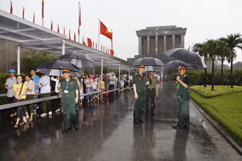 Hommage au président Ho Chi Minh à l'occasion de la Journée de la réunification nationale ảnh 1