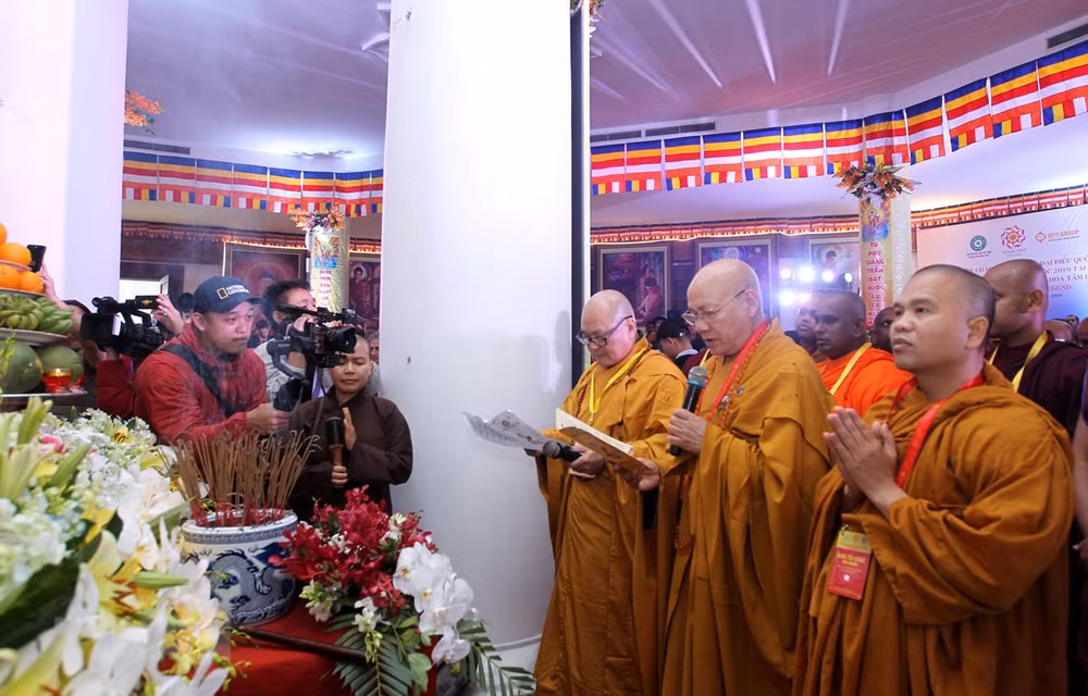 Vesak: des délégués assistent à la cérémonie de prière pour la paix et la prospérité à Fansipan ảnh 1
