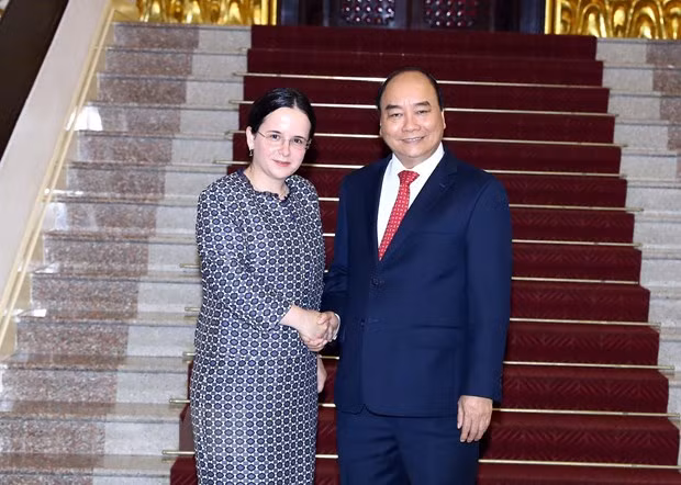 Le PM Nguyên Xuân Phuc reçoit la secrétaire d’État aux AE de Roumanie ảnh 1