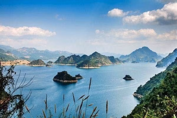 Lancement d’un concours de photos sur la beauté du lac de Hoa Binh ảnh 1