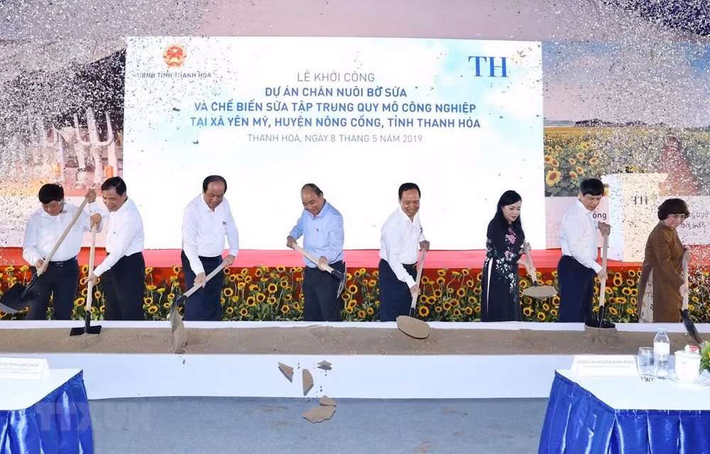 Le PM à la cérémonie de mise en chantier d'un projet d’élevage bovin à Thanh Hoa ảnh 1