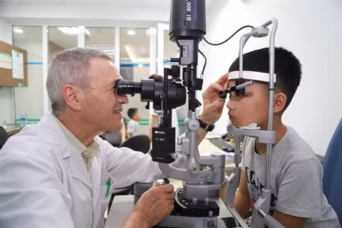 Les jeunes, premières victimes de la myopie et de la réfraction ảnh 2