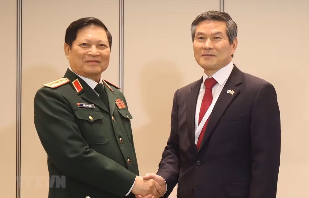 Activités du ministre vietnamien de la Défense au 18e Dialogue de Shangri-La ảnh 1