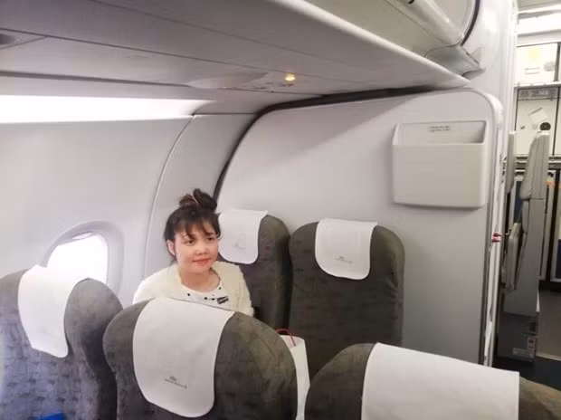 Doan Thi Huong retourne au Vietnam en avion ảnh 1