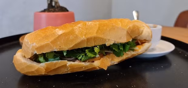 Le bánh mì classé 7e dans le top 50 des meilleurs aliments de rue au monde ảnh 1