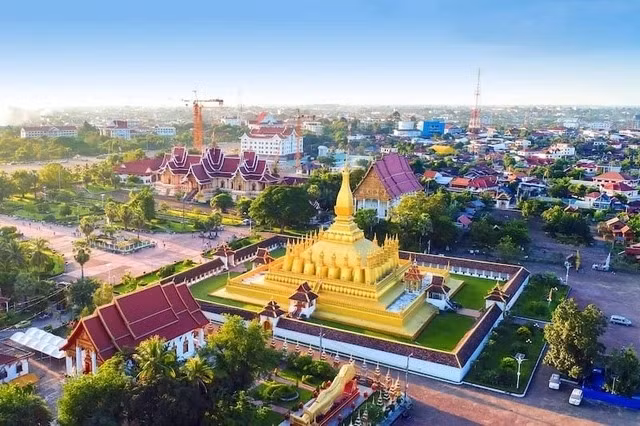 Le Vietnam investit un total de 5,3 milliards de dollars au Laos ảnh 1