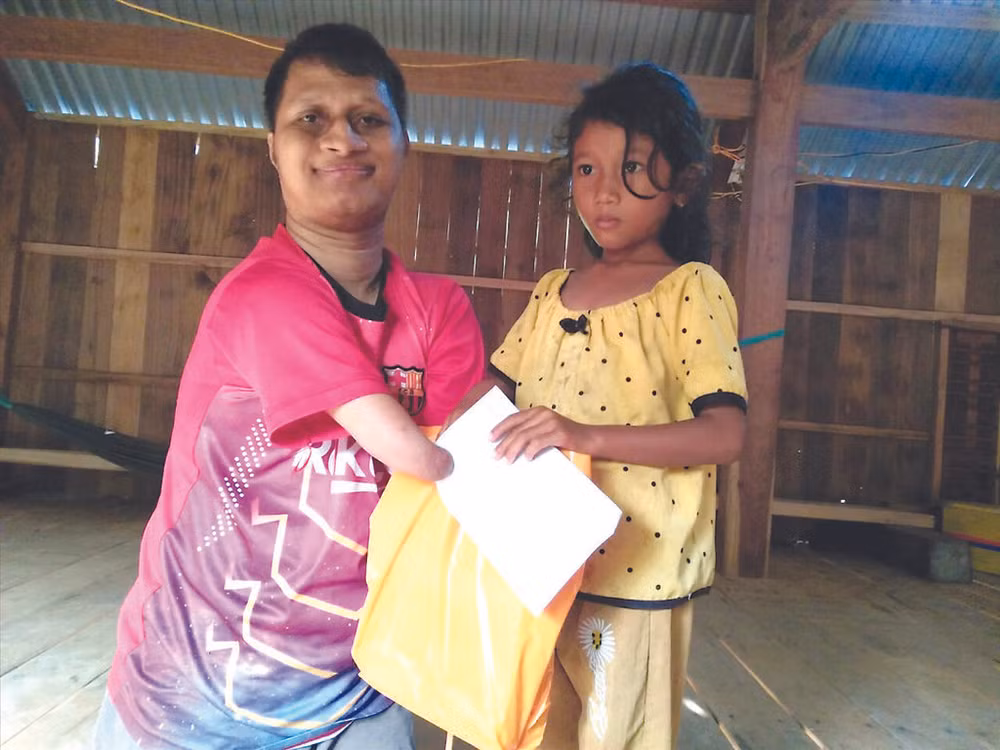 Né sans bras ni jambes, il prouve que rien n’est impossible ảnh 1