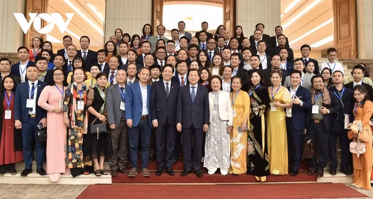Rencontre entre Lê Minh Khai et les représentants des entreprises privées ảnh 1