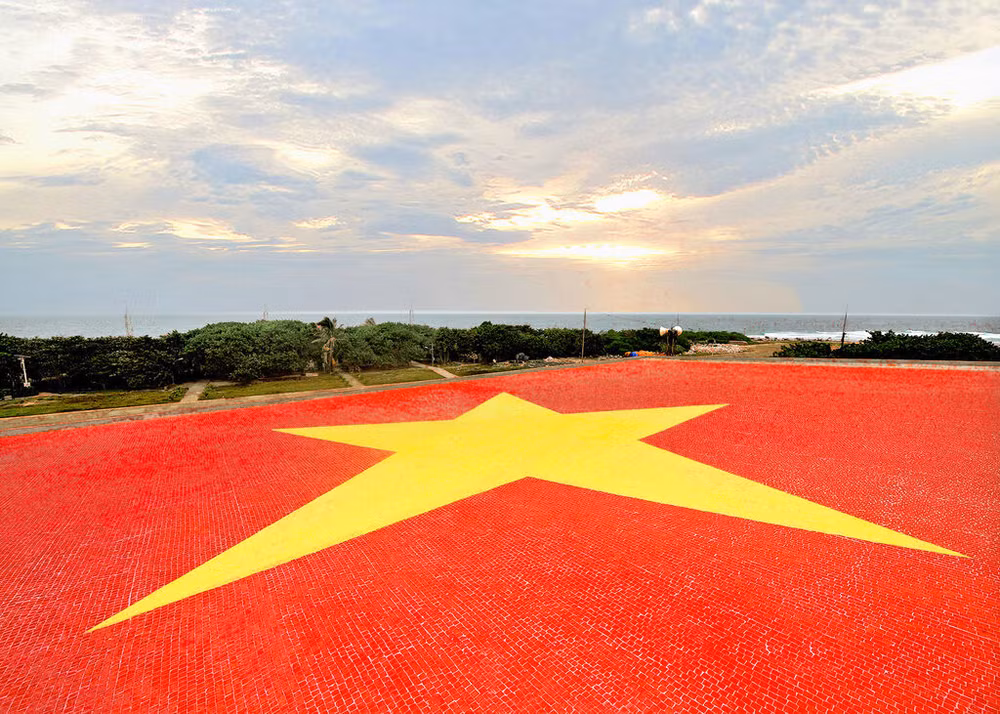 Le drapeau géant en céramique sur l’île de Truong Sa Lon. Photo : NVCC/CVN