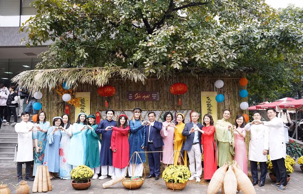 Les étudiants étrangers enthousiastes de découvrir le Têt traditionnel du Vietnam ảnh 1