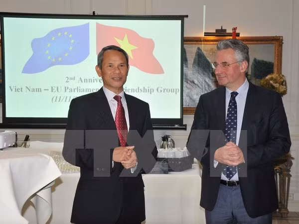 Le groupe des députés d'amitié avec le Vietnam au sein du PE souffle ses deux bougies ảnh 1