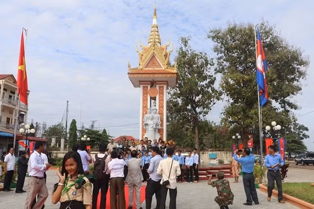 Inauguration de la restauration du monument de l’amitié Vietnam-Cambodge à Stung Treng ảnh 1