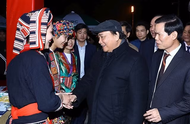 Le Premier ministre Nguyên Xuân Phuc visite l’espace culturel et touristique de Hà Giang ảnh 1