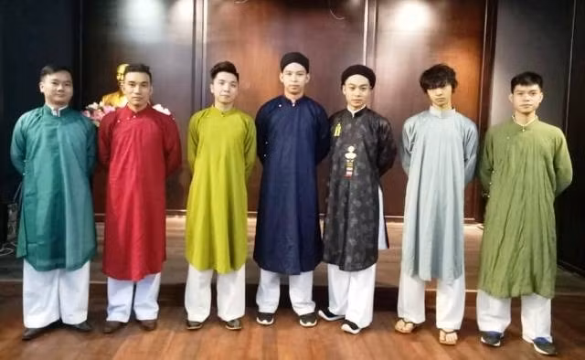 Un défilé d'"ao dài" traditionnel pour hommes en l’honneur de la Journée des patrimoines ảnh 1
