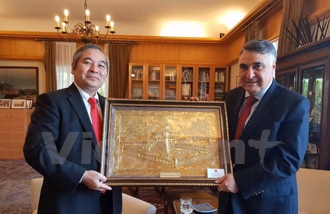 Le Chili remet l'Ordre du mérite Grand Croix à l'ambassadeur vietnamien ảnh 1