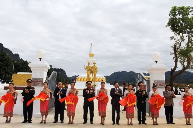 Inauguration d’un mémorial de l’alliance armée Vietnam-Laos à Xaysomboun ảnh 1