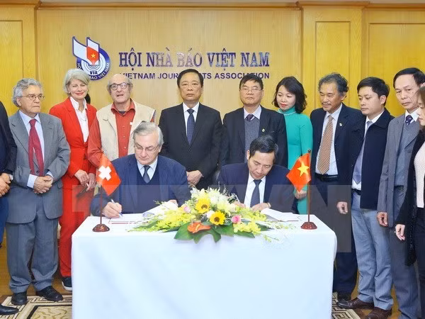 Une délégation de l'Association de la Presse Etrangère en Suisse et au Liechtenstein au Vietnam ảnh 1