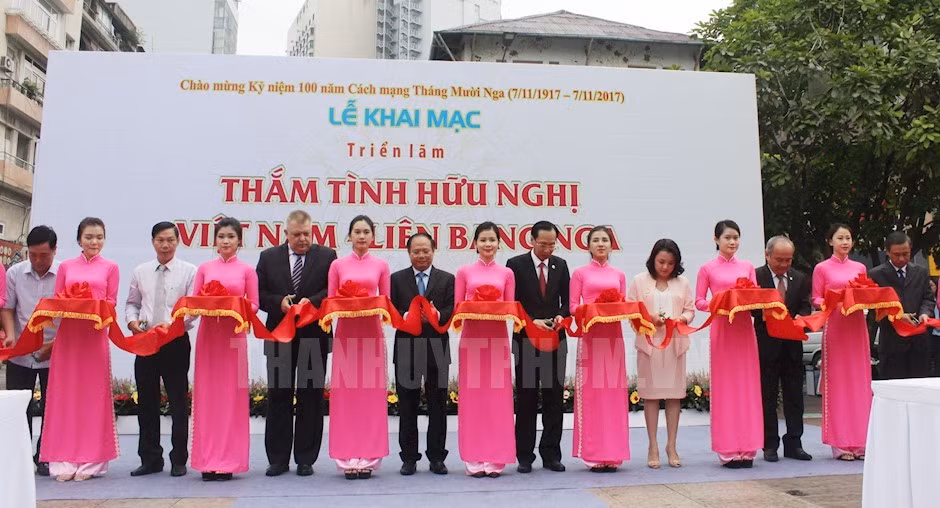 Ouverture de l’exposition de photo sur l’amitié Vietnam-Russie à HCM-Ville ảnh 1