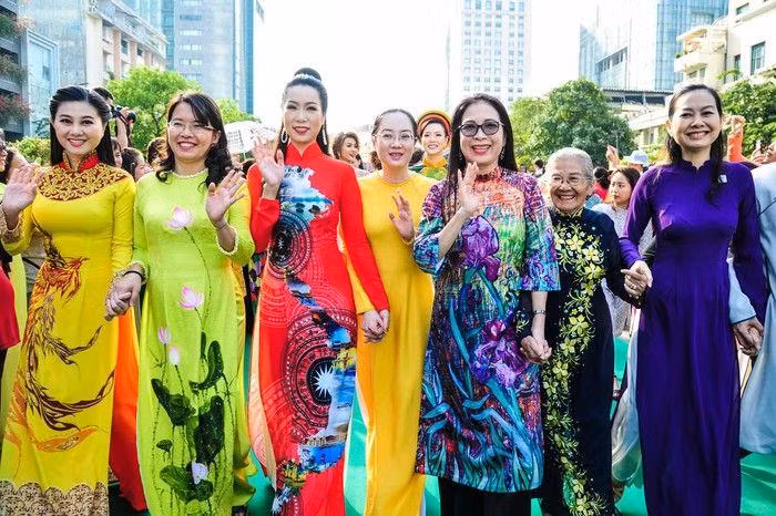 Un concours pour honorer le charme de l'ao dài au Laos ảnh 1