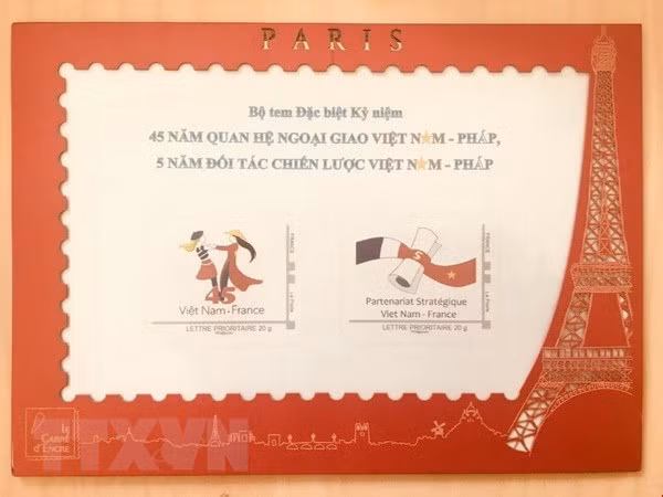 Emission d’une collection philatélique pour célébrer les 45 ans des relations Vietnam-France ảnh 1