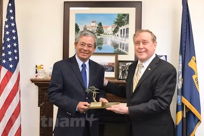 L'ambassadeur vietnamien aux Etats-Unis visite l'US Naval Postgraduate School ảnh 1