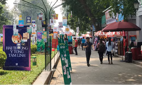 Salon du livre de Hanoï 2018: 11 milliards de dongs de recettes ảnh 1
