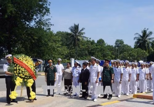 Un navire de la Marine vietnamienne en visite au Cambodge ảnh 2