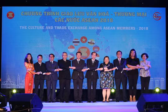 Ouverture du programme d’échanges culturels et commerciaux de l’ASEAN 2018 ảnh 1