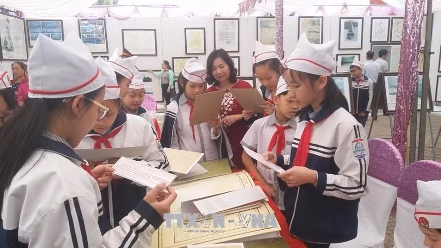 Exposition "Hoàng Sa, Truong Sa du Vietnam - les preuves historiques et juridiques​" à Hoa Binh ảnh 1