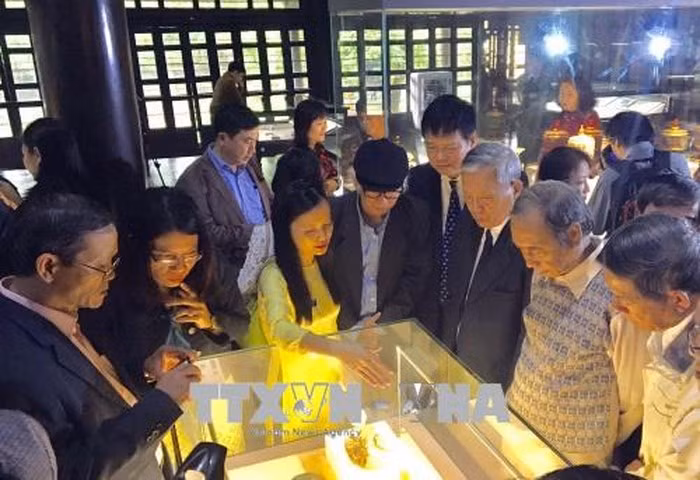 Une exposition d’anciens objets en porcelaine à Thua Thien-Hue ảnh 1
