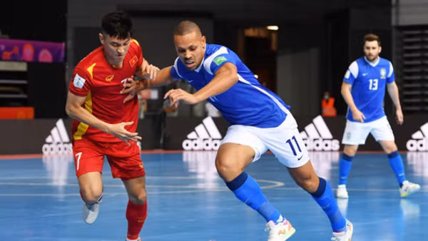 Coupe du monde de Futsal 2021 : l'équipe vietnamienne battu par son adversaire brésilien ảnh 1