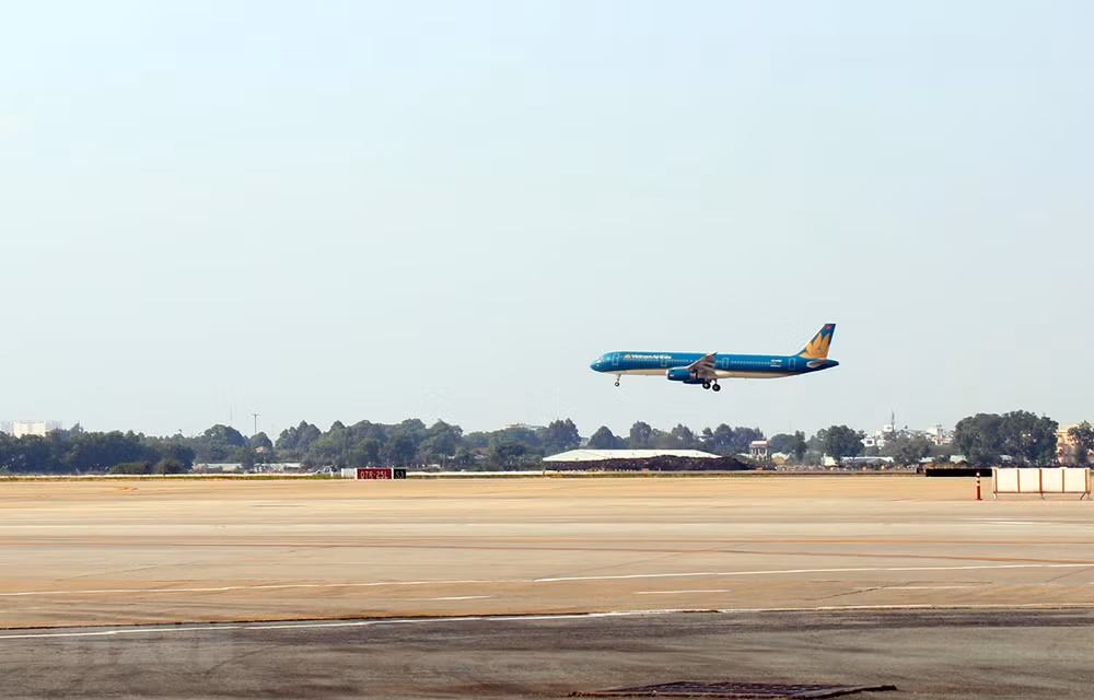 Inauguration de nouvelles pistes aux aéroports de Tân Son Nhât et de Nôi Bai ảnh 1