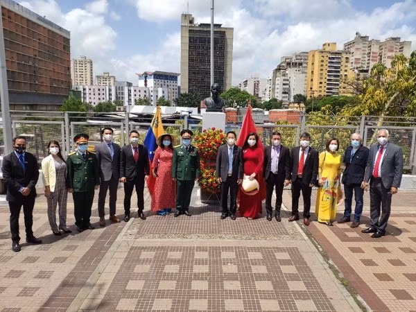 Célébration du 131e anniversaire de la naissance du Président Hô Chi Minh à l’étranger ảnh 3