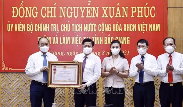 Covid-19 : le président décerne l’Ordre du Travail de 3e classe à Bac Giang ảnh 1