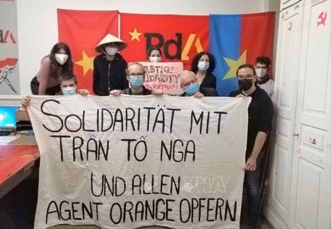 Le Parti suisse du travail soutient les victimes de l'agent orange/dioxine du Vietnam ảnh 1