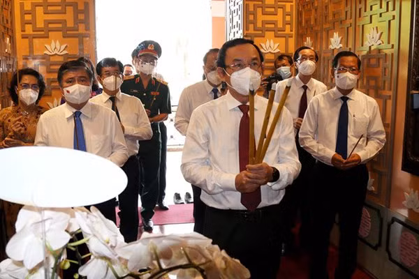 Fête nationale : les dirigeants de la mégapole du Sud rendent hommage au Président Hô Chi Minh ảnh 2